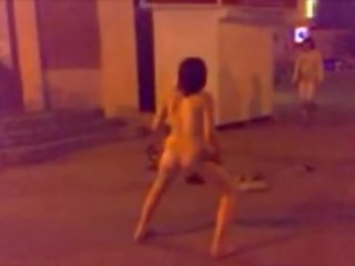 Kanak-kanak perempuan menari telanjang pada yang jalan