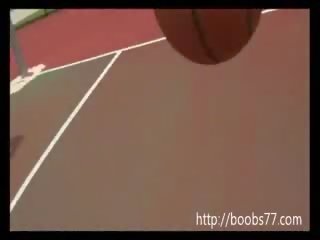Inviting ragazza tettone fuori su pallacanestro corte