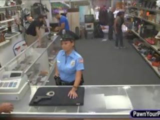 Латински сигурност офицер pawns тя путка