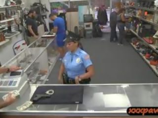 Krūtinga mergina policija pareigūnas pawn jos putė