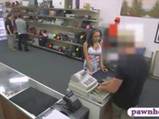 Pechugona latina mademoiselle golpeado en la pawnshop