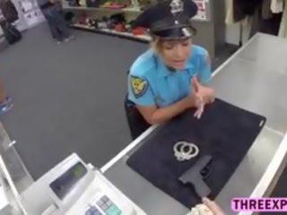 Geidulingas policija moteris rodo jos tobulas kūnas