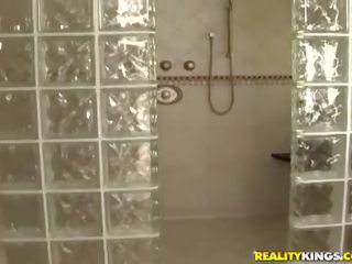 Delightful latynoska nina pieprzenie w za łazienka i dostać sperma