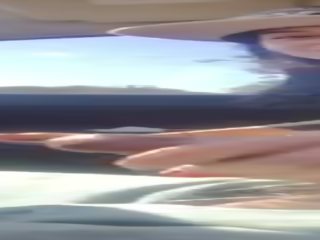 Lesbian memberikan kekasih memainkan kontol dengan tangan di mobil