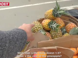Letsdoeit - latynoska idzie z selling fruits do selling cipka