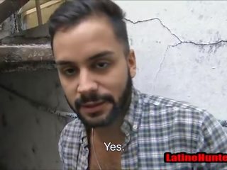 Bearded heteroseksueel latino zoals ongesneden putz