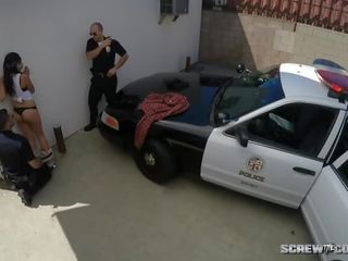 Valge cops kuradi latiino sisse avalik jaoks vandalizing dumpster